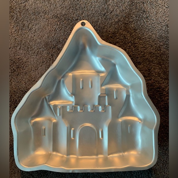 Wilton ENCHANTED CASTLE CAKE PAN. Takes a 2-layer mix. Good condition. - Picture 2 of 3